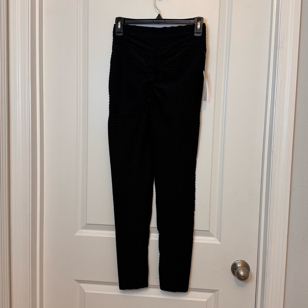 Black Textured scrunch butt Leggings - Picture 2 of 5